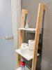 Bambusz létrás könyvespolc - modern lakberendezés, praktikus tárolás, természetes anyagok, minimalista design.